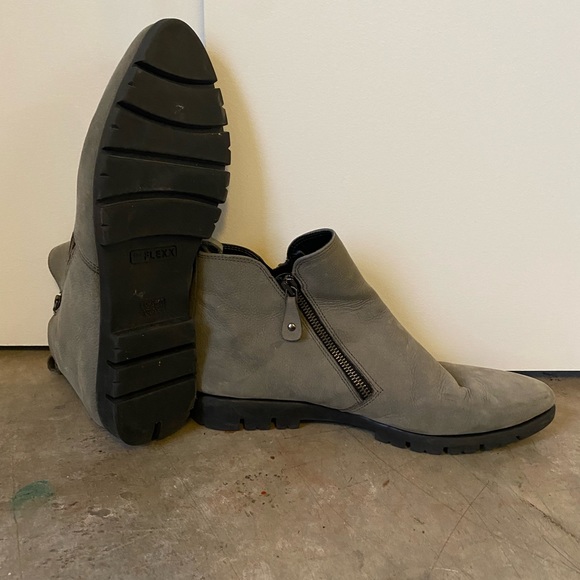 Grey leather motorcycle style boots - Picture 3 of 4